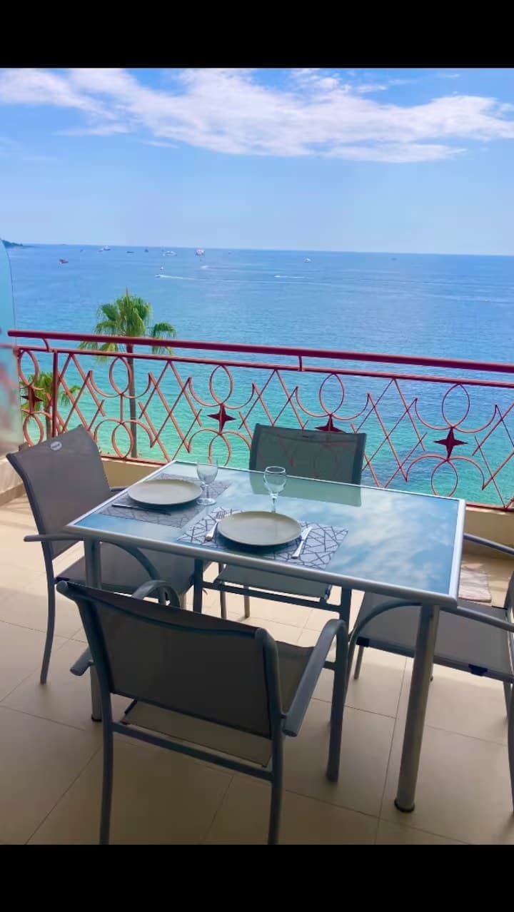 Table à manger sur la terrasse face à la Méditerranée