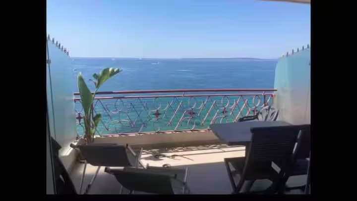 Terrasse ensoleillée avec vue directe sur la mer
